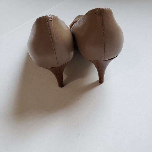 7.5 B G14 Toupe Women's Cole Haan heels - Picture 6 of 6